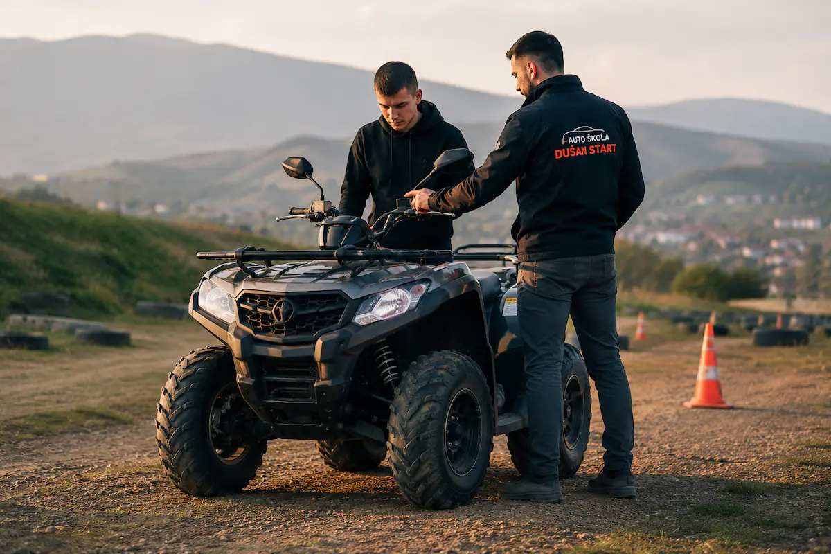 Polaznik Auto škole Dušan Start tokom obuke za F kategoriju pored kvada na poligonu u Smederevu