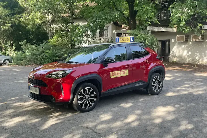 Crvena Toyota Yaris Cross - moderan crossover za sigurnu obuku vozača B kategorije u auto školi Dušan Start Smederevo
