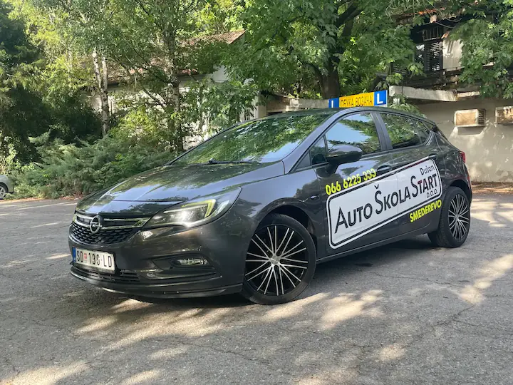 Opel Astra K — vozilo za obuku B kategorije u Auto školi Dušan Start Smederevo