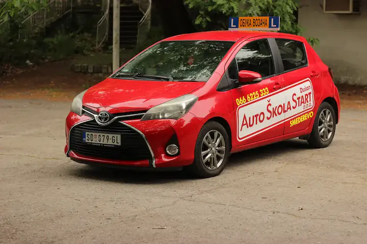 Toyota Yaris — vozilo za obuku B kategorije u Auto školi Dušan Start Smederevo