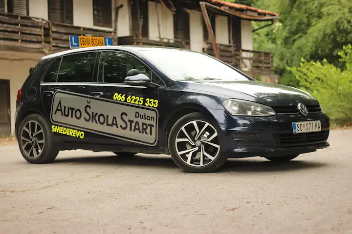 Volkswagen Golf 7 plavi — vozilo za obuku B kategorije u Auto školi Dušan Start Smederevo