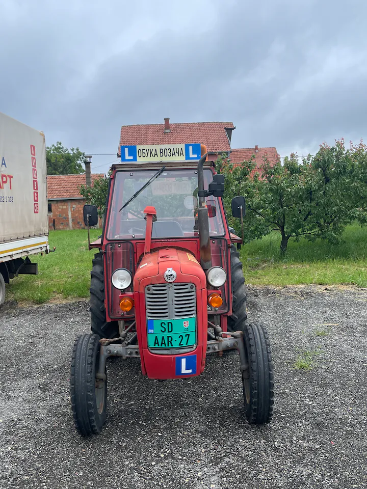 Traktor za F obuku — pogled 1