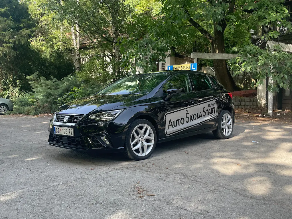 Crni Seat Ibiza FR - moderno vozilo za obuku vozača B kategorije u auto školi Dušan Start Smederevo